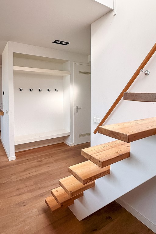 garderobe en trap dakterras.jpg